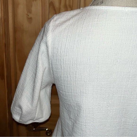 Green Envelope Women’s Textured White Top Size Medium - Picture 7 of 8